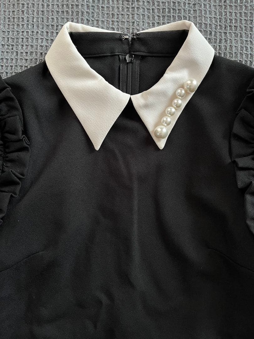 hue DAY TO EVENING ショルダーフリルブラウス パール装飾 36