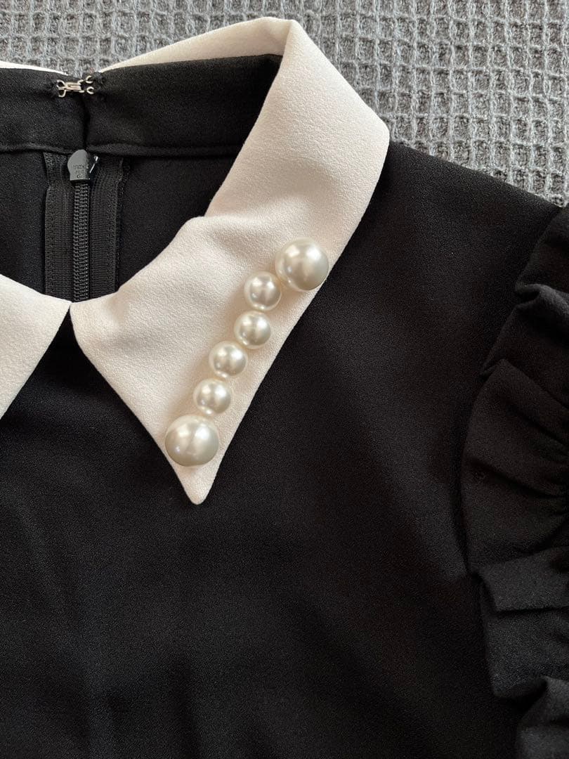 hue DAY TO EVENING ショルダーフリルブラウス パール装飾 36