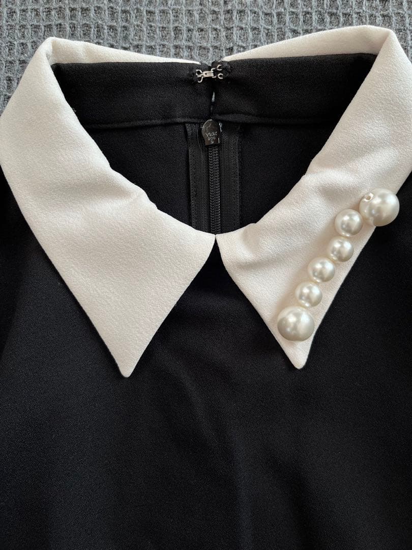 hue DAY TO EVENING ショルダーフリルブラウス パール装飾 36