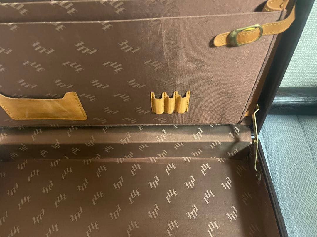 レザーカーヴィング アタッシュケース 希少 60万以上 手彫り 神の鞄