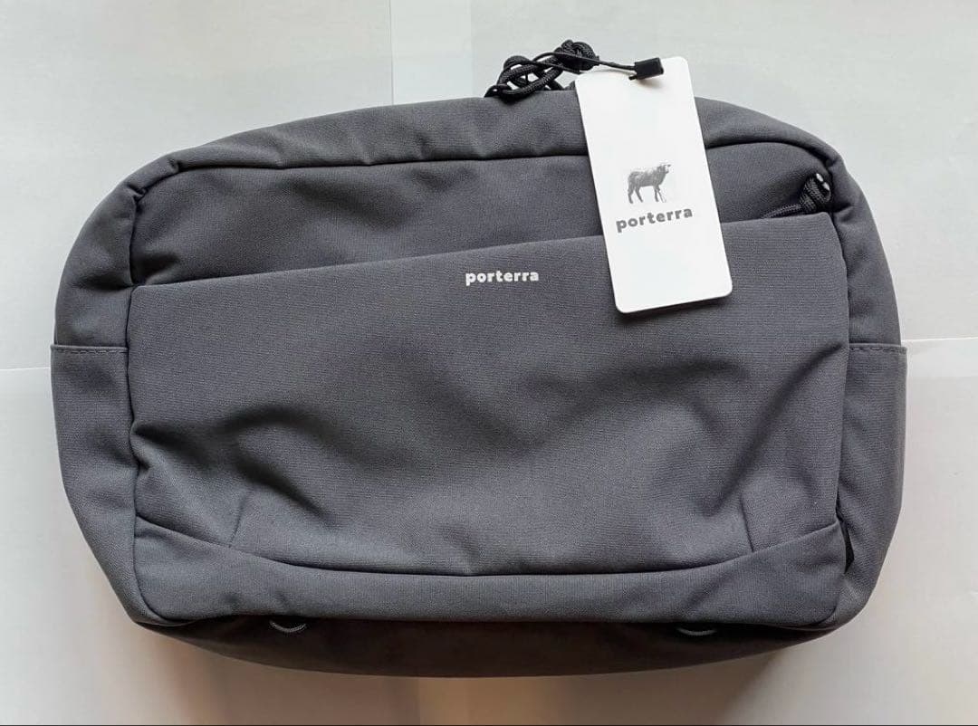 荷物にあわせて姿を変えるスリングバッグ！一眼カメラのバッグにも！（グレー）