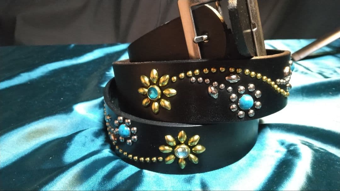 栃木レザーツタ&フラワースタッズベルト ニッケル&ブラス