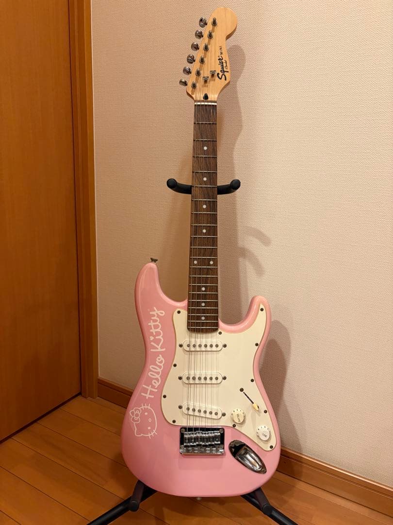 q*a様 Hello Kitty mini guitar Squier by F