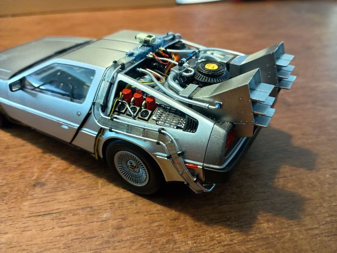 青島文化教材社 デロリアン 1/24 全塗装　完成品　アオシマ