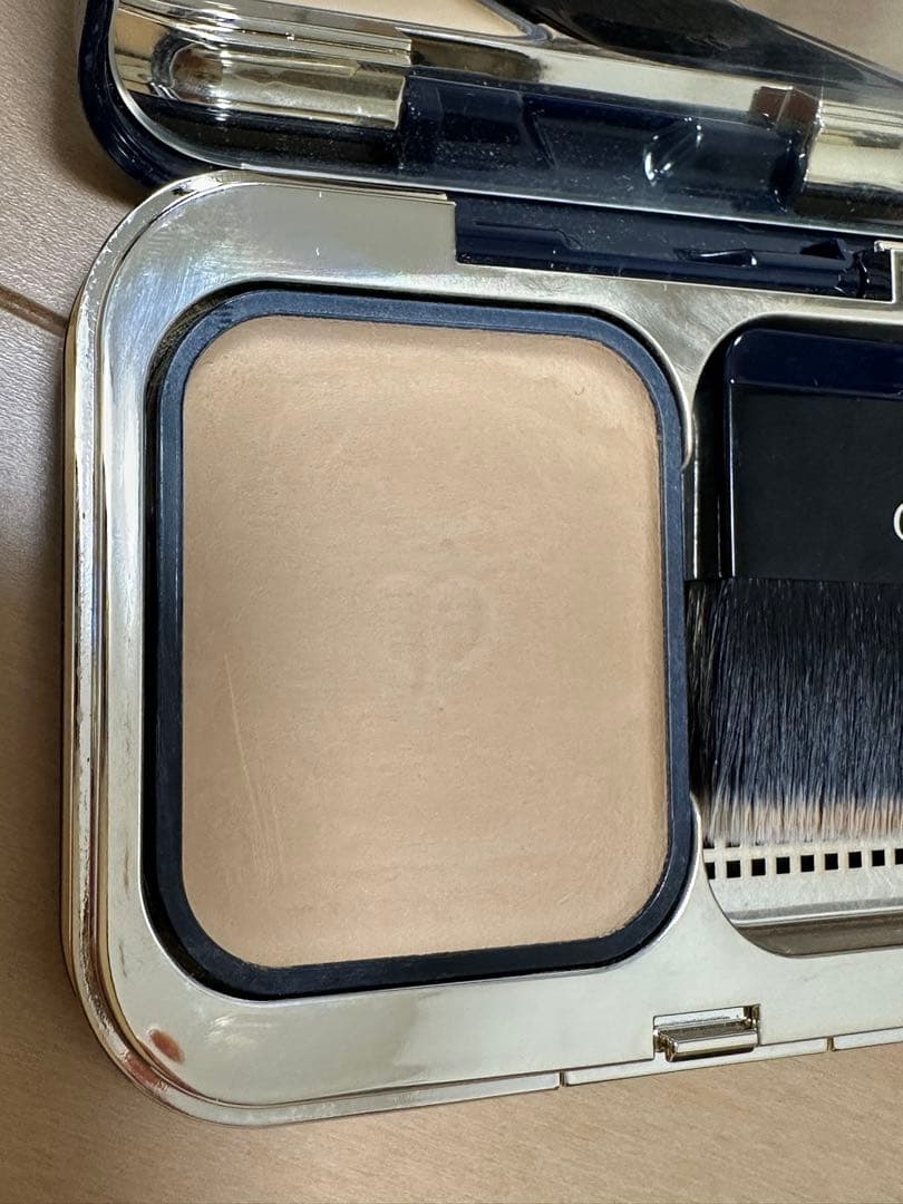 クレドポーボーテ　タンプードルエクラ　オークル10 ファンデーション　ブラシ