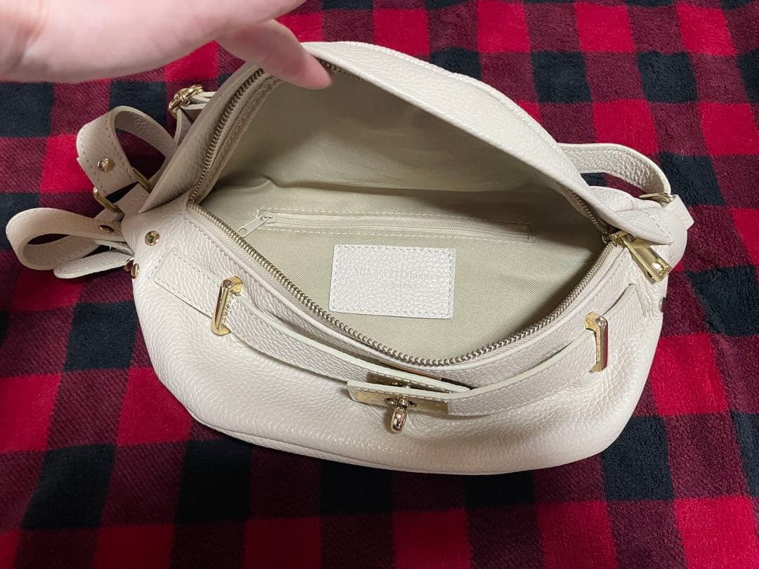 超美品！オウレンティ　レザーボディバッグ　アイボリー