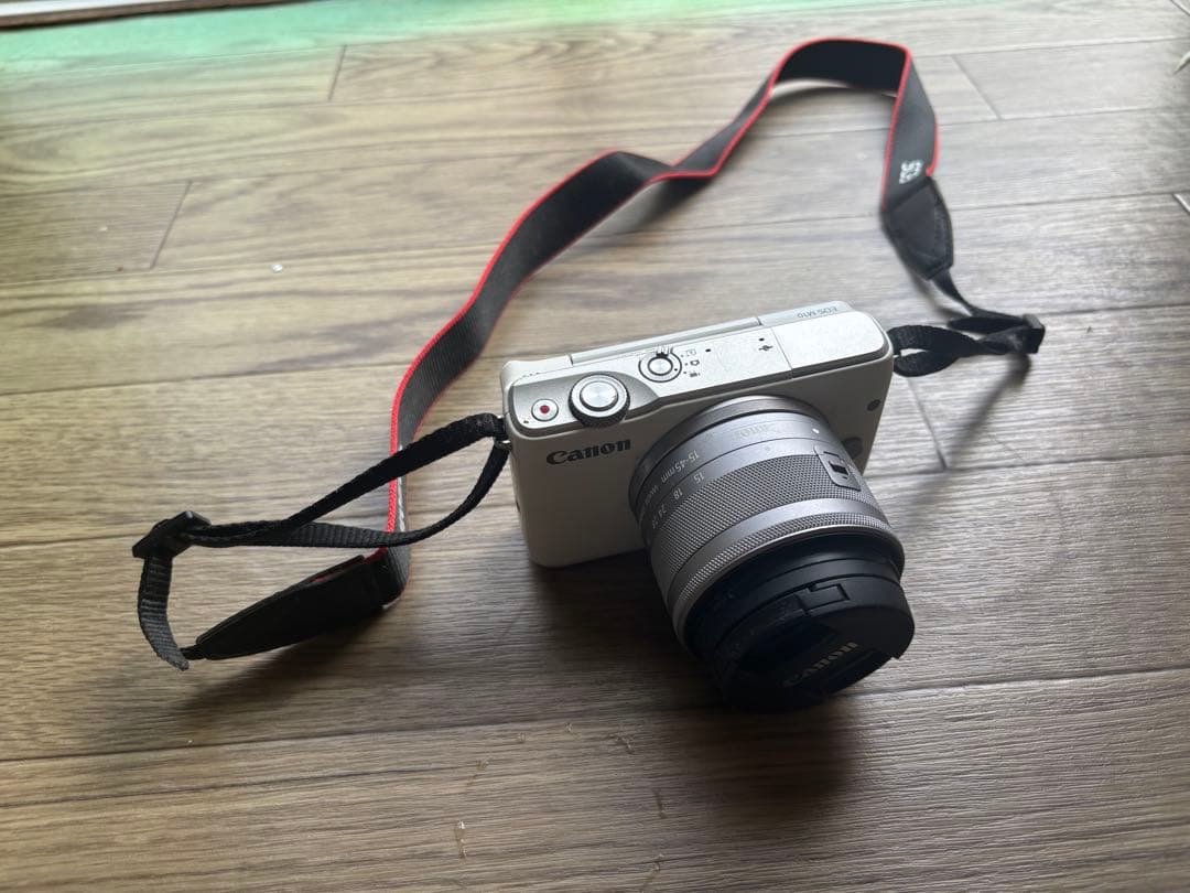 Canon EOS M ミラーレスカメラ 本体とレンズ付き