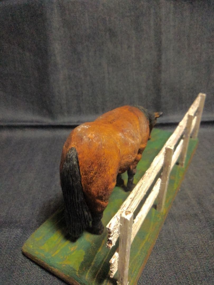 木彫りのコーギー2匹と馬