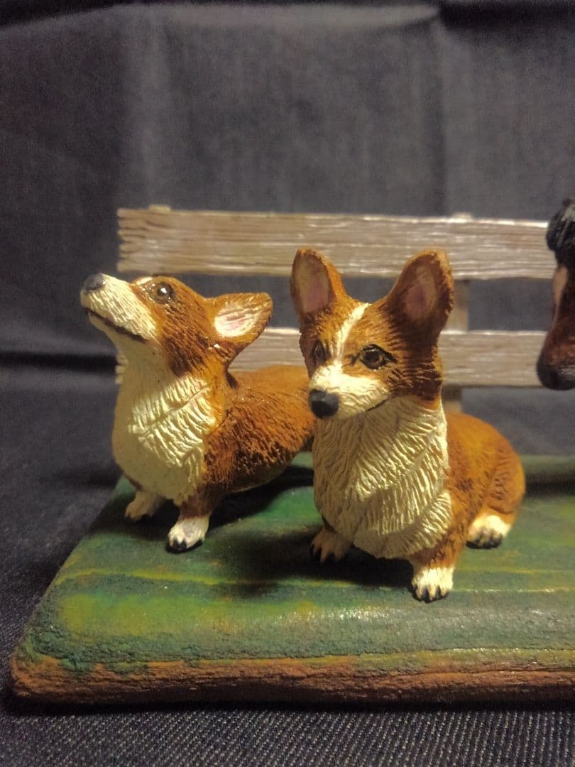 木彫りのコーギー2匹と馬