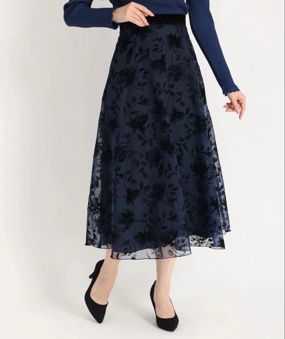 ストロベリーフィールズ　2024AW フロッキー花柄フレアスカート　ネイビー