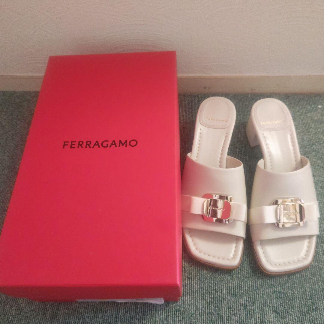 shina　フェラガモ　ミュール