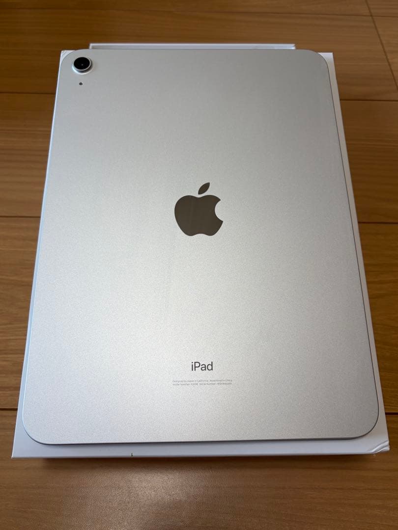 iPad 第10世代 Wi-Fi64GB シルバー ESRケース付き