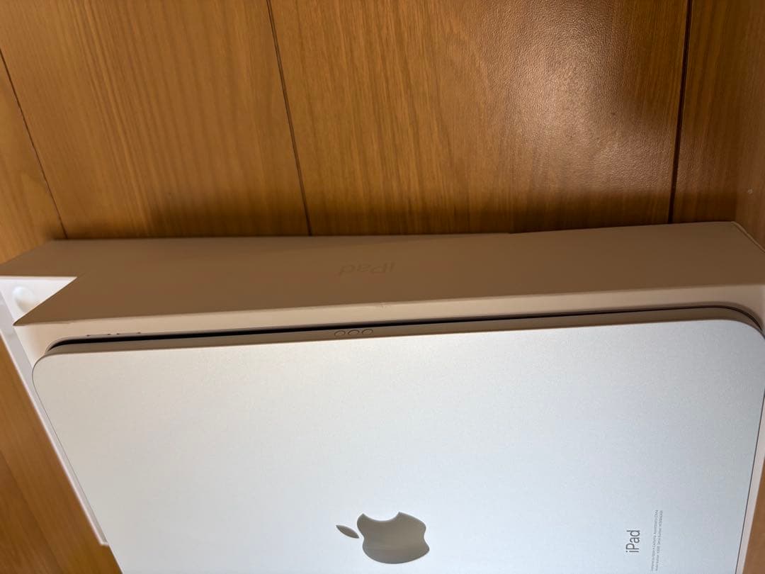 iPad 第10世代 Wi-Fi64GB シルバー ESRケース付き