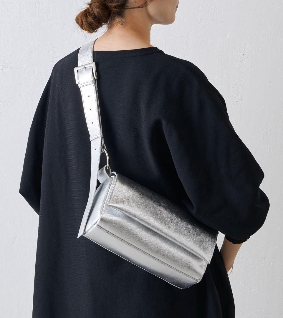新品　BEARDSLEY ショルダーバッグ レザーボディバッグ 現行　シルバー