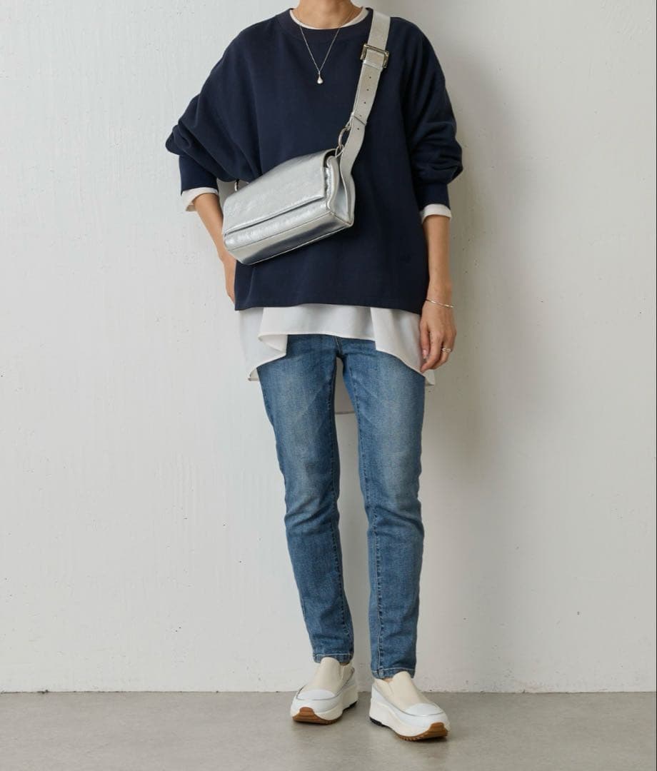 新品　BEARDSLEY ショルダーバッグ レザーボディバッグ 現行　シルバー