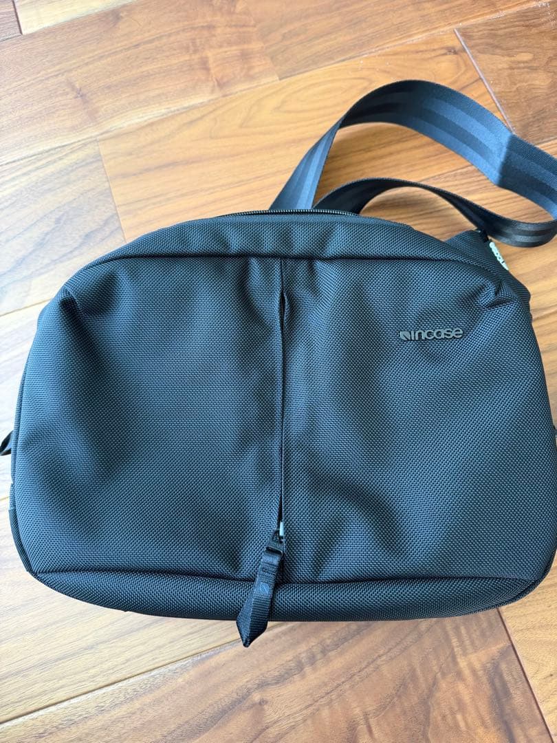 キョンシー　Incase Tracks Sling 7L