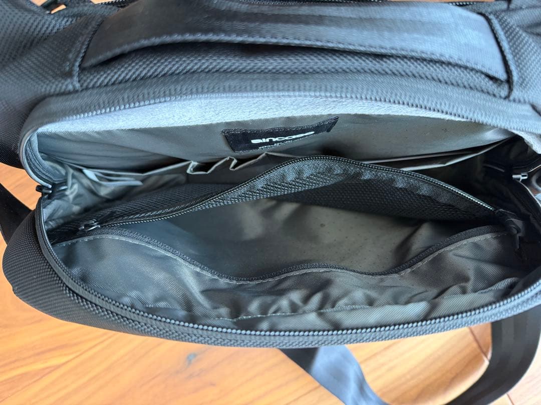 キョンシー　Incase Tracks Sling 7L