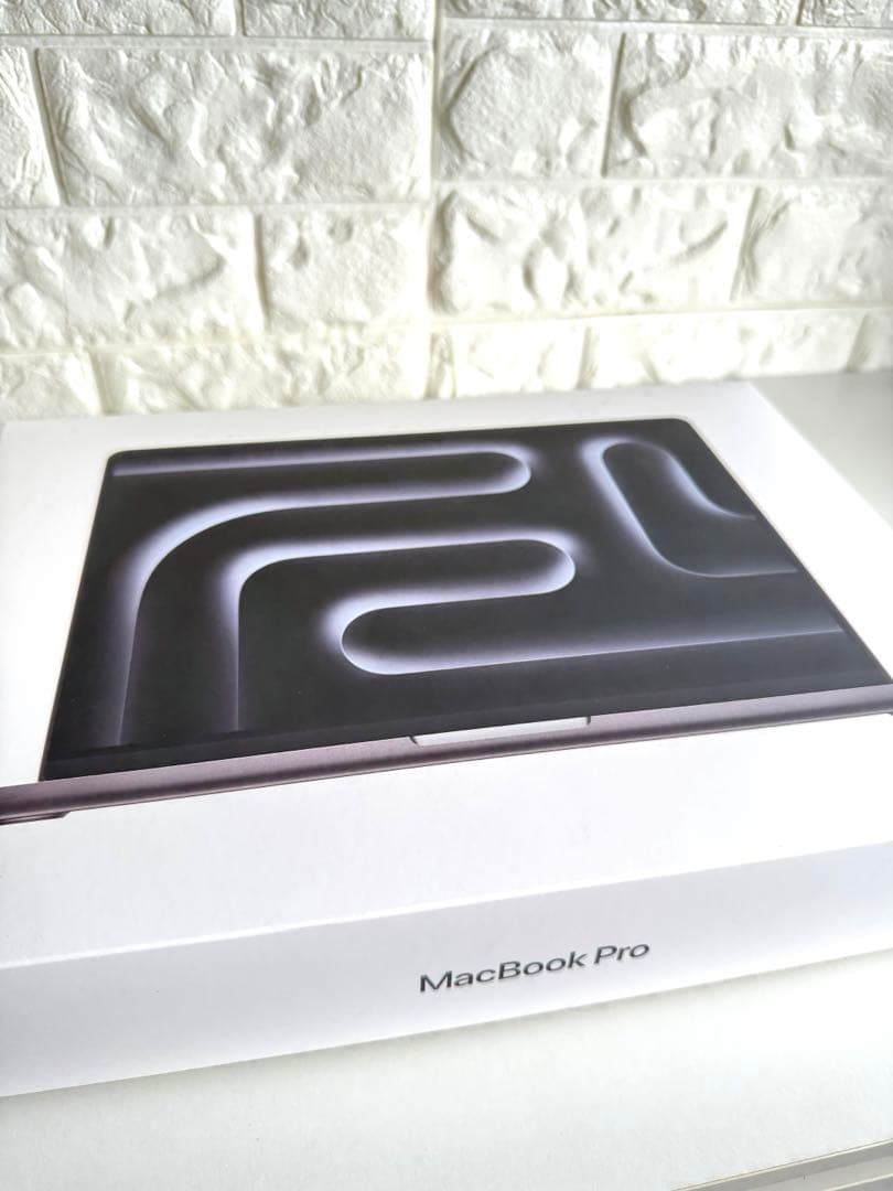 【新品同様】MacBookPro 2024 14インチ M4 MW2U3J/A