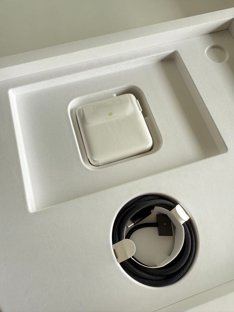 【新品同様】MacBookPro 2024 14インチ M4 MW2U3J/A