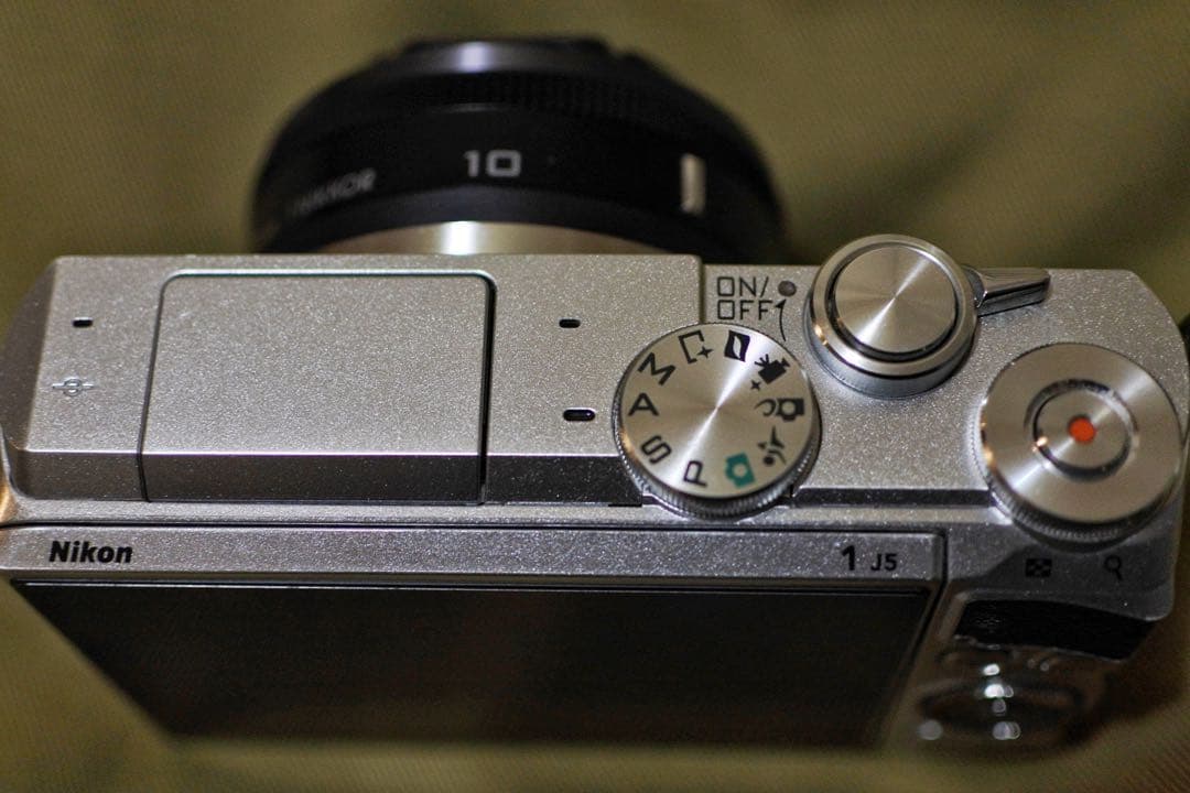 ［週末値下］Nikon 1 J5 + 1 NIKKOR 10mm f/2.8