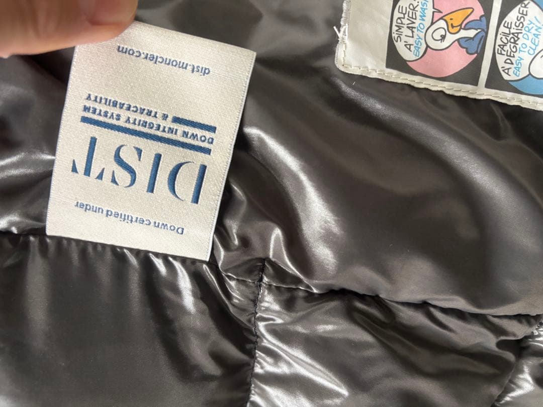 MONCLER ブラック ダウンジャケット フード付き