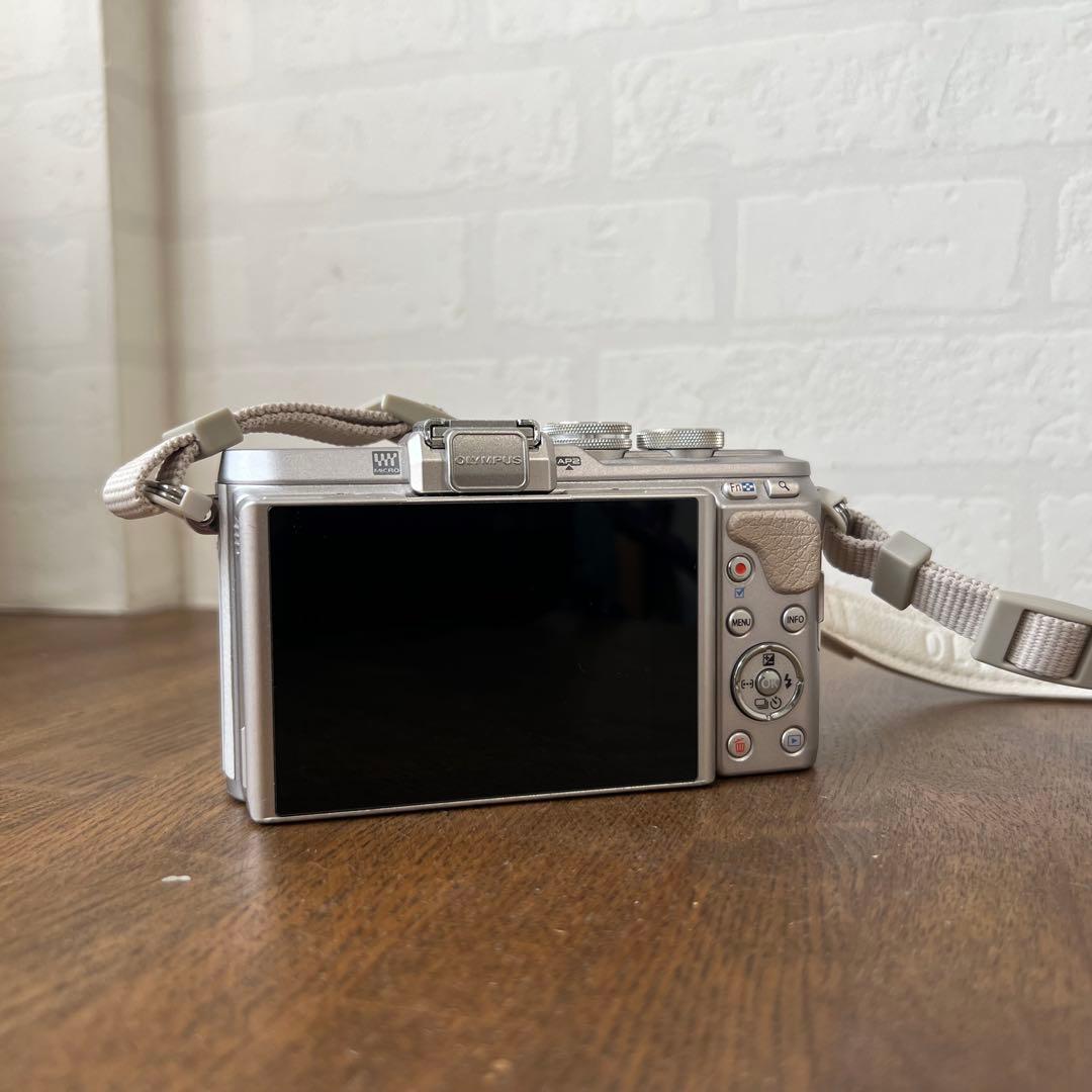 OLYMPUS PEN E-PL8 ホワイト レンズ付き