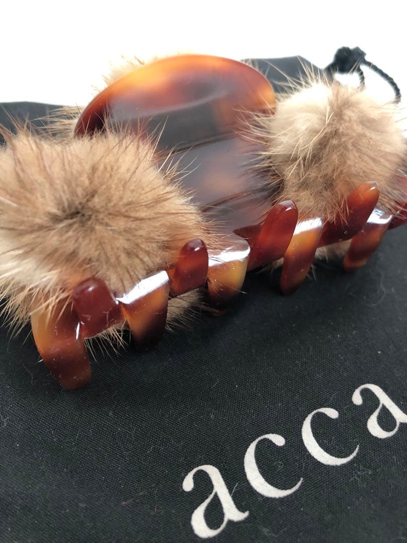 acca ファー付きヘアクリップ ブラウン系