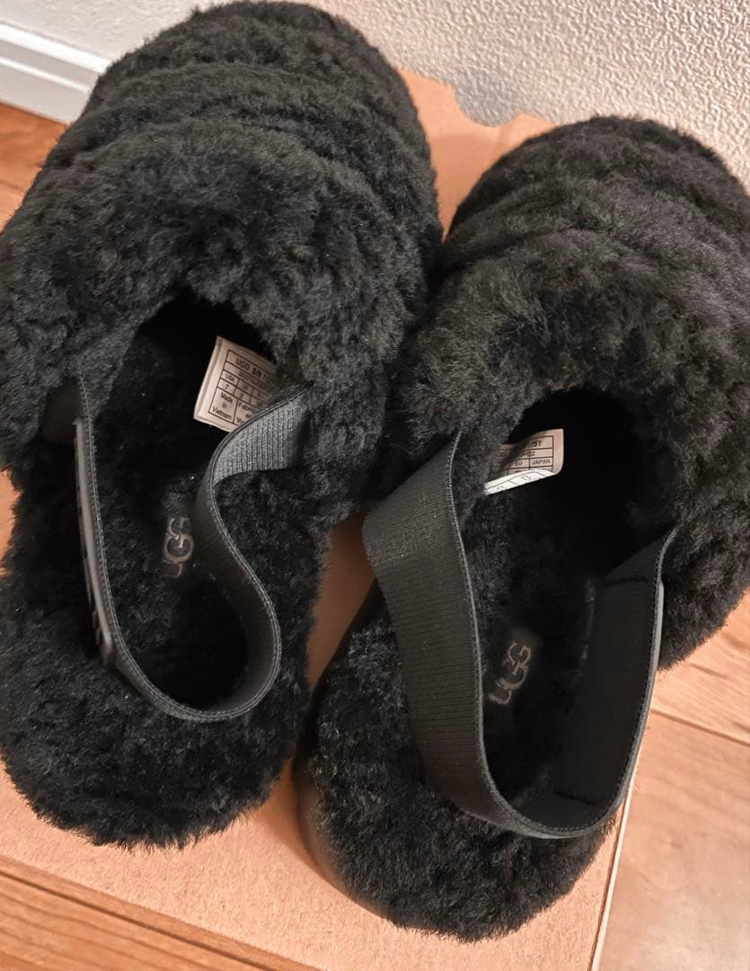 UGG 黒 スーパーフラッフスリッパ
