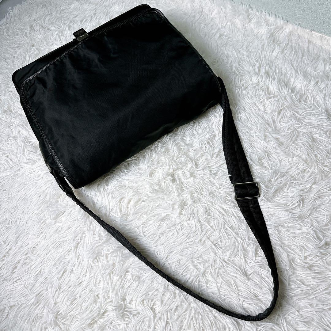 美品✨PRADA メッセンジャーバッグ