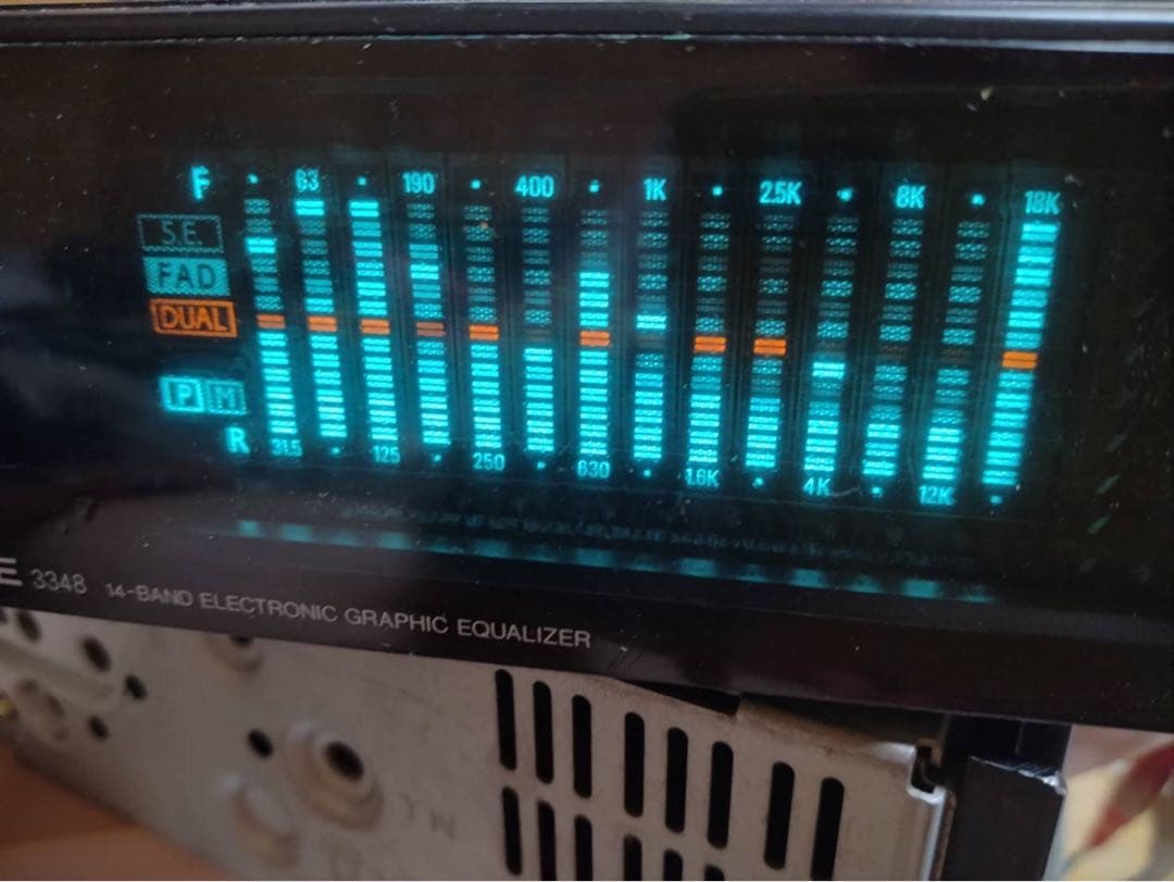 アルパインイコライザージャンク扱い　イルミ切れあり。 デッキ ブラック