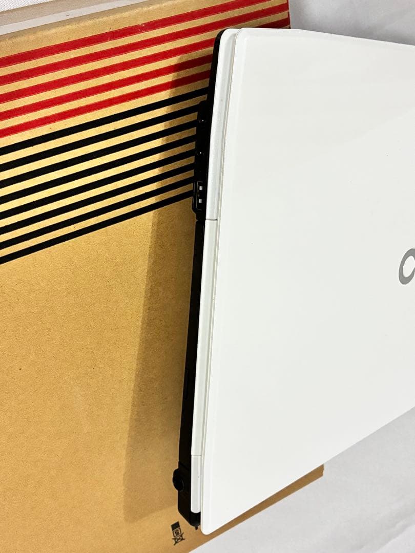 富士通ノートPC ホワイト　LIFEBOOK AH45/S FMVA45SWP