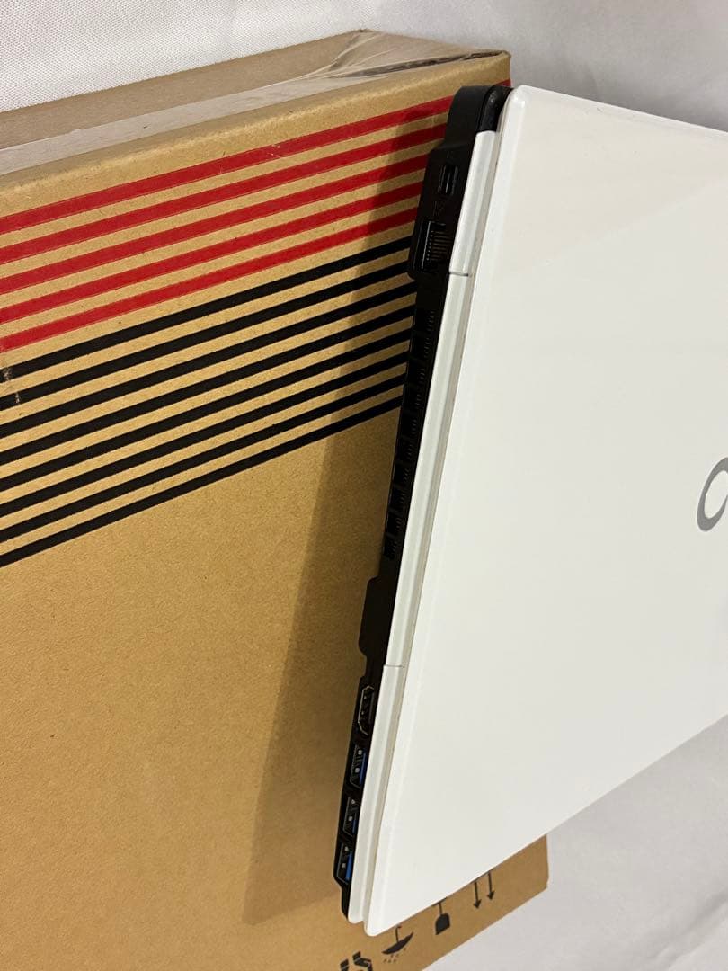 富士通ノートPC ホワイト　LIFEBOOK AH45/S FMVA45SWP