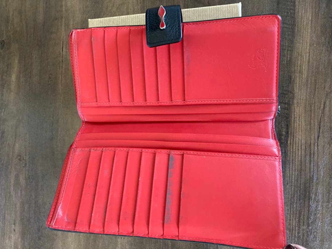 クリスチャンルブタン長財布。