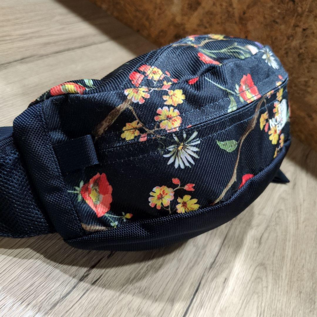 極美品　THE NORTH FACE 花柄ボディバッグ