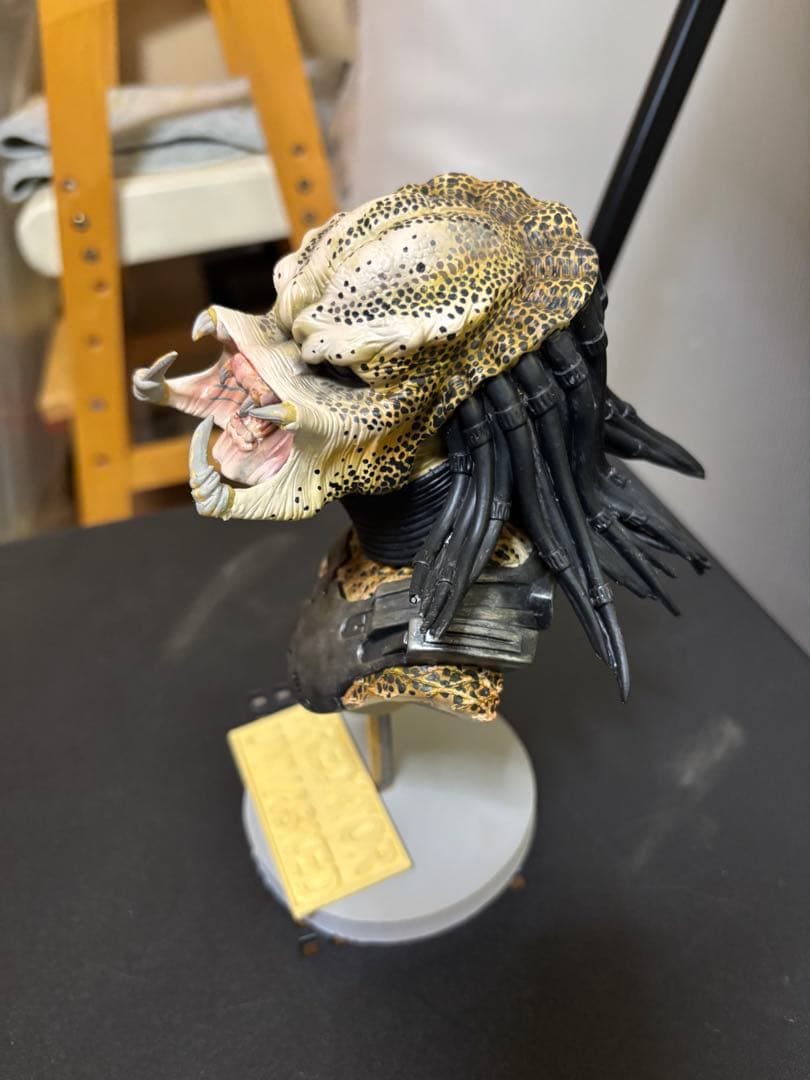 ジオメトリック　プレデター　バスト