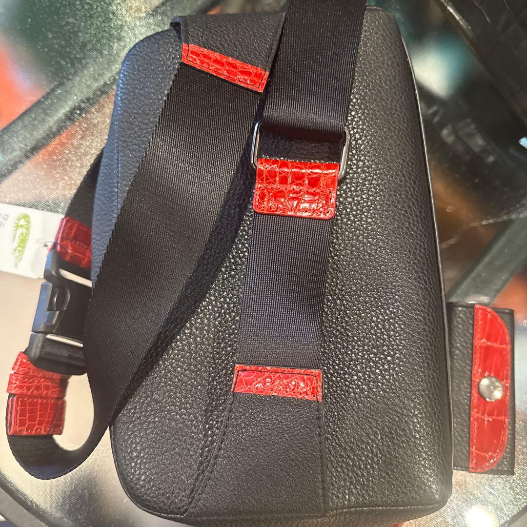 新品　男女兼用　クロコダイルアクセント 本革ボディバッグ