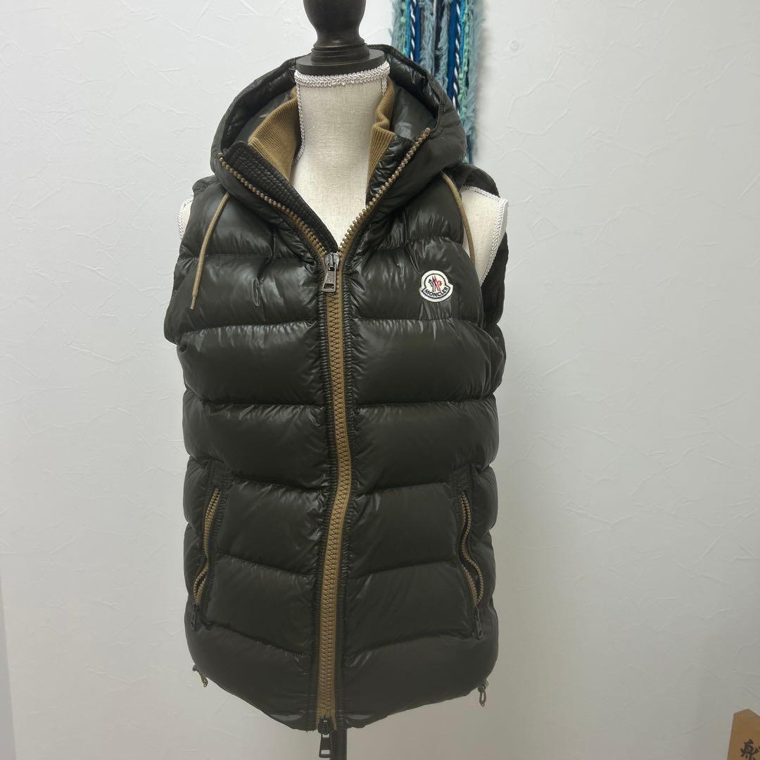 MONCLER フード付きダウンベスト オリーブグリーン　hry26