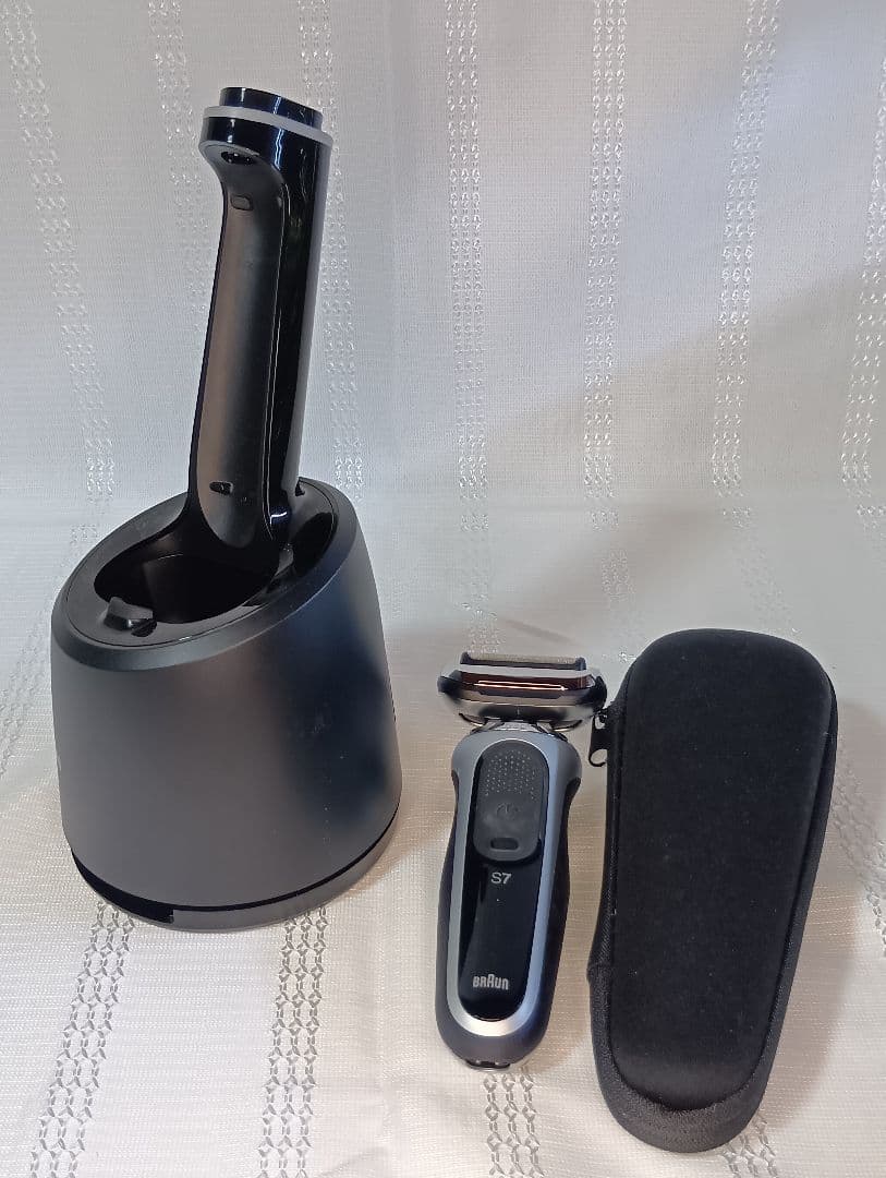 ブラウン シリーズ7　メンズ電気シェーバー　髭剃り　新品洗浄液4個付