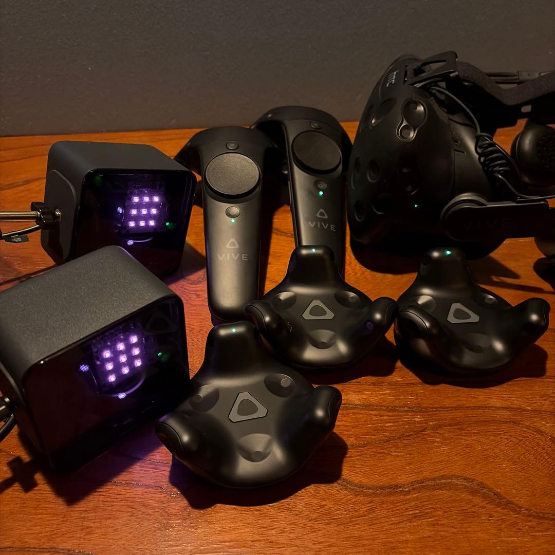 HTC VIVE 本体 トラッカー3個 デラックスオーディオストラップ　他
