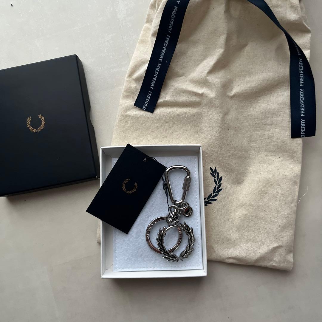 フレッドペリー　キーリング　シルバー