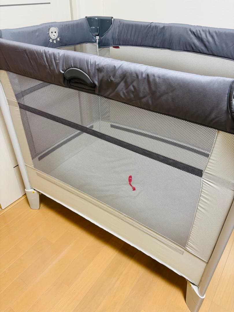 Apricaアップリカグレー折り畳みベビーベッド クマ刺繍付き