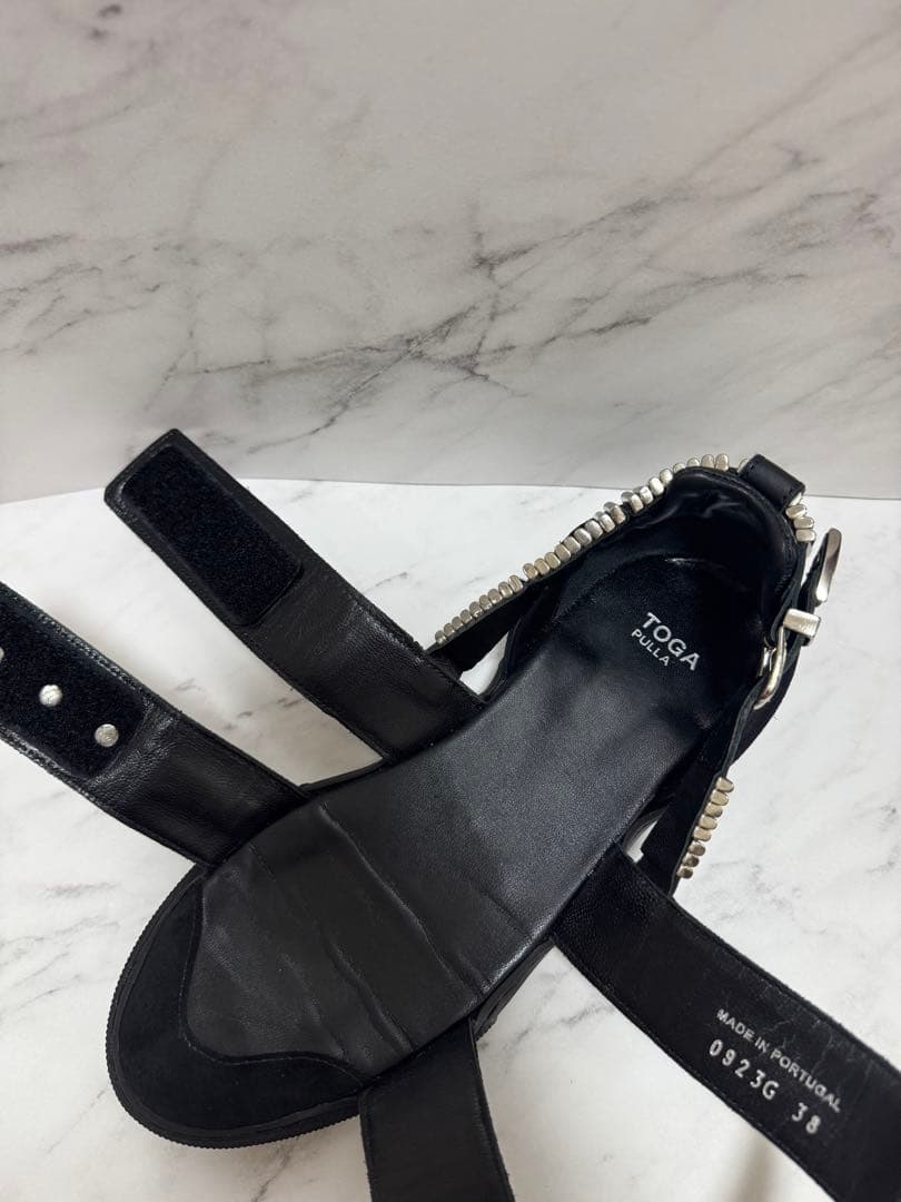 TOGA PULLA メタル装飾 ブラックサンダル