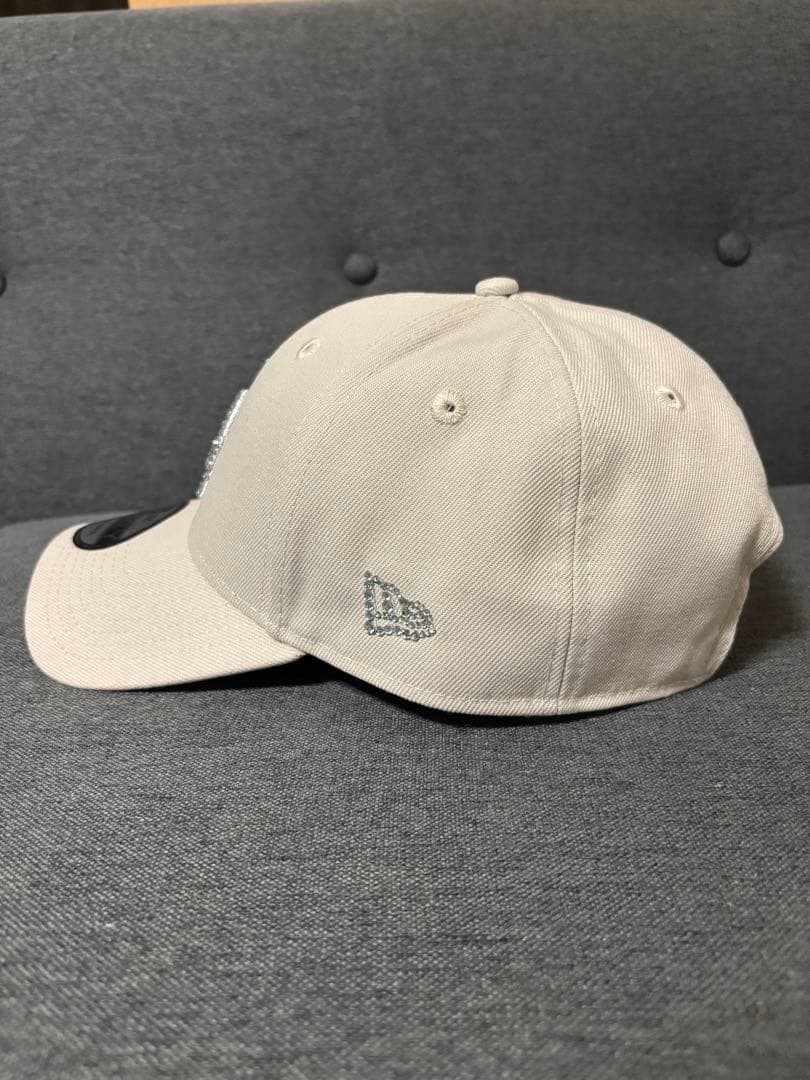 New Era 9FORTY LAロゴ ベージュキャップ