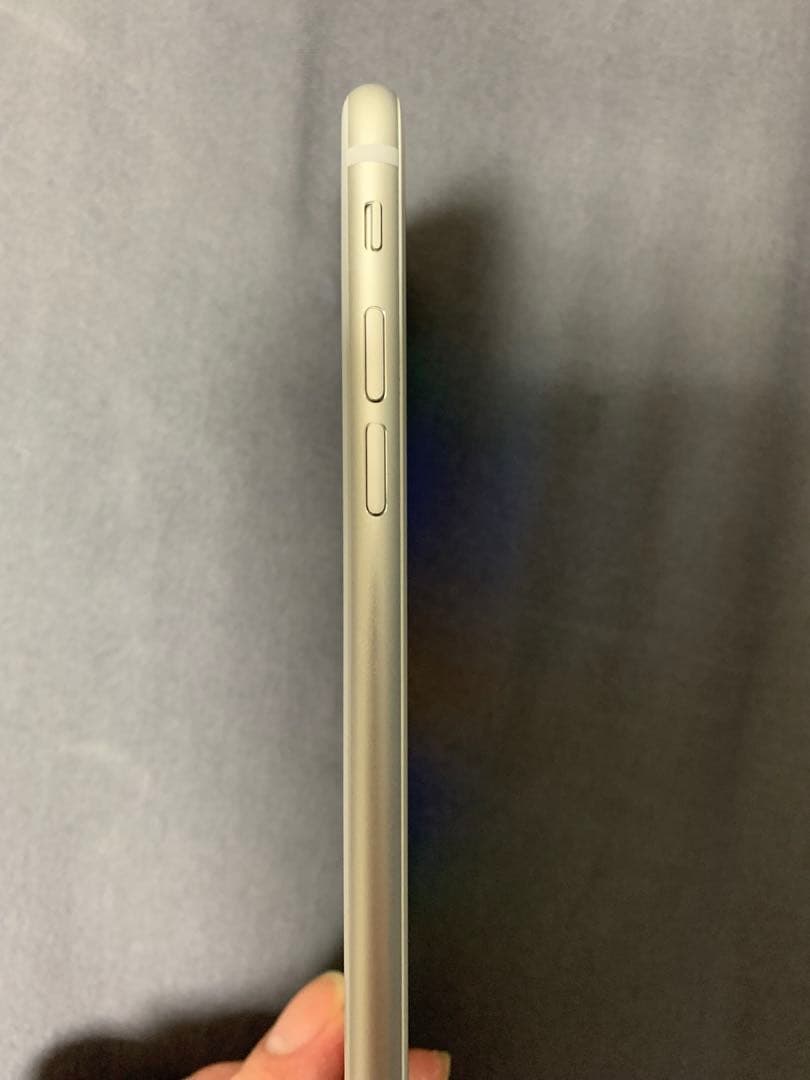 中古　iPhone8 64GB シルバー　SIMロック解除済み