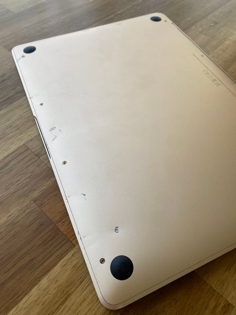 ゴールド MacBook 2017 革ケースつき