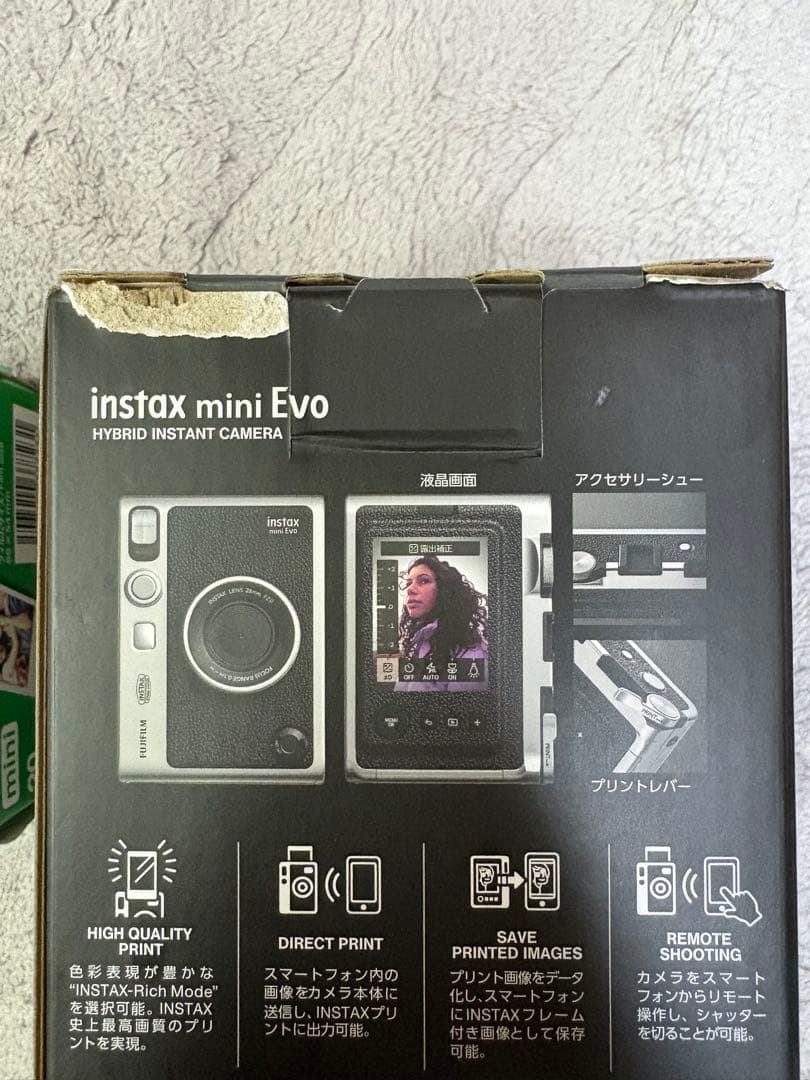 FUJIFILM instax mini Evo 本体とフィルム