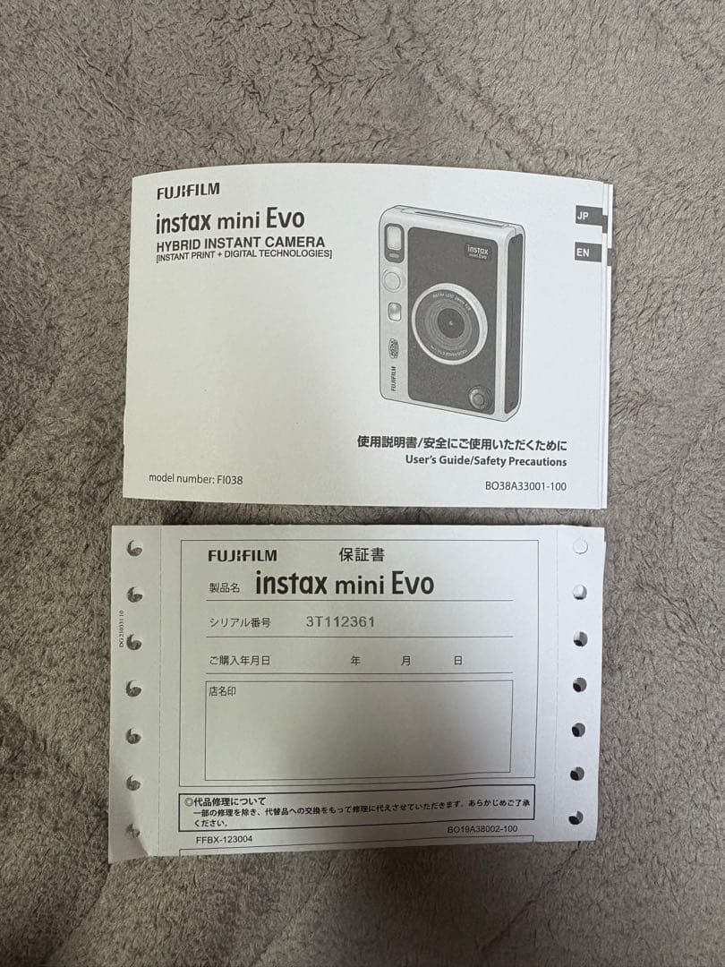 FUJIFILM instax mini Evo 本体とフィルム