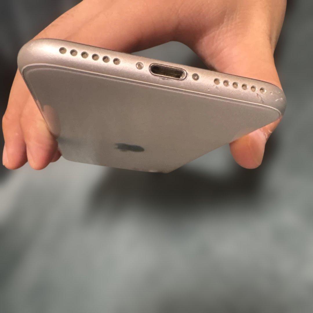 Apple iPhoneSE第二世代　【起動確認済み】ホワイト 本体