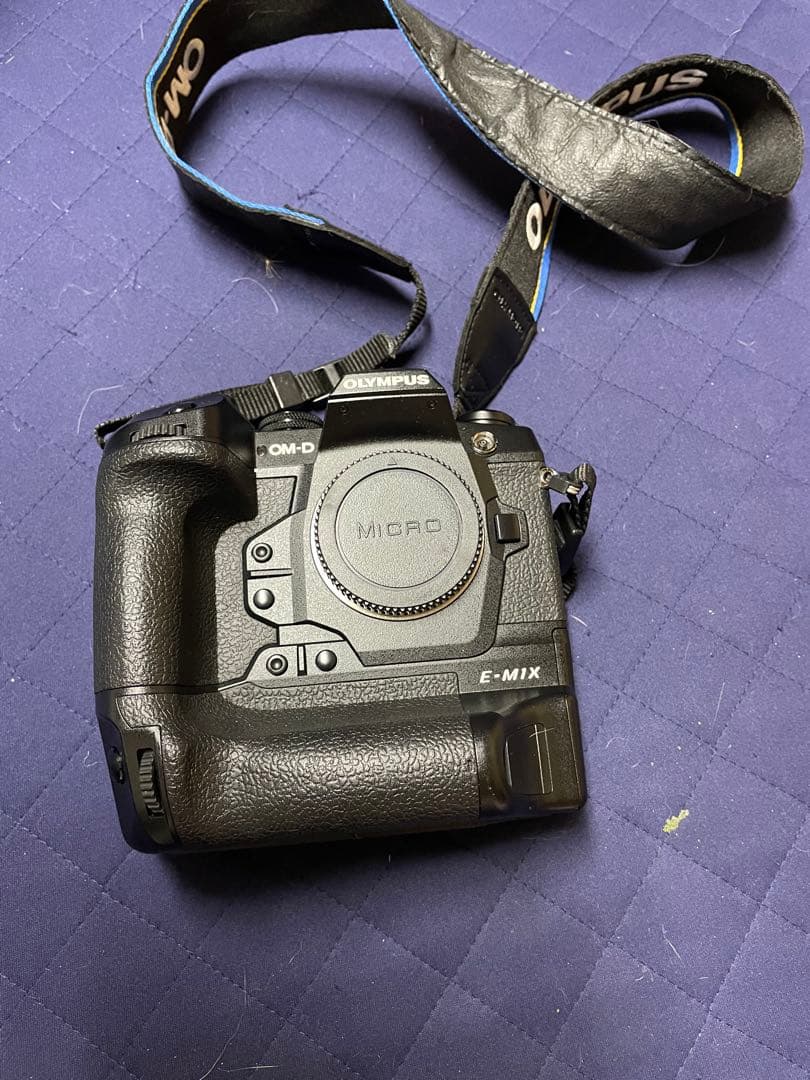 OLYMPUS E-M1X ミラーレスカメラ 本体とバッテリー