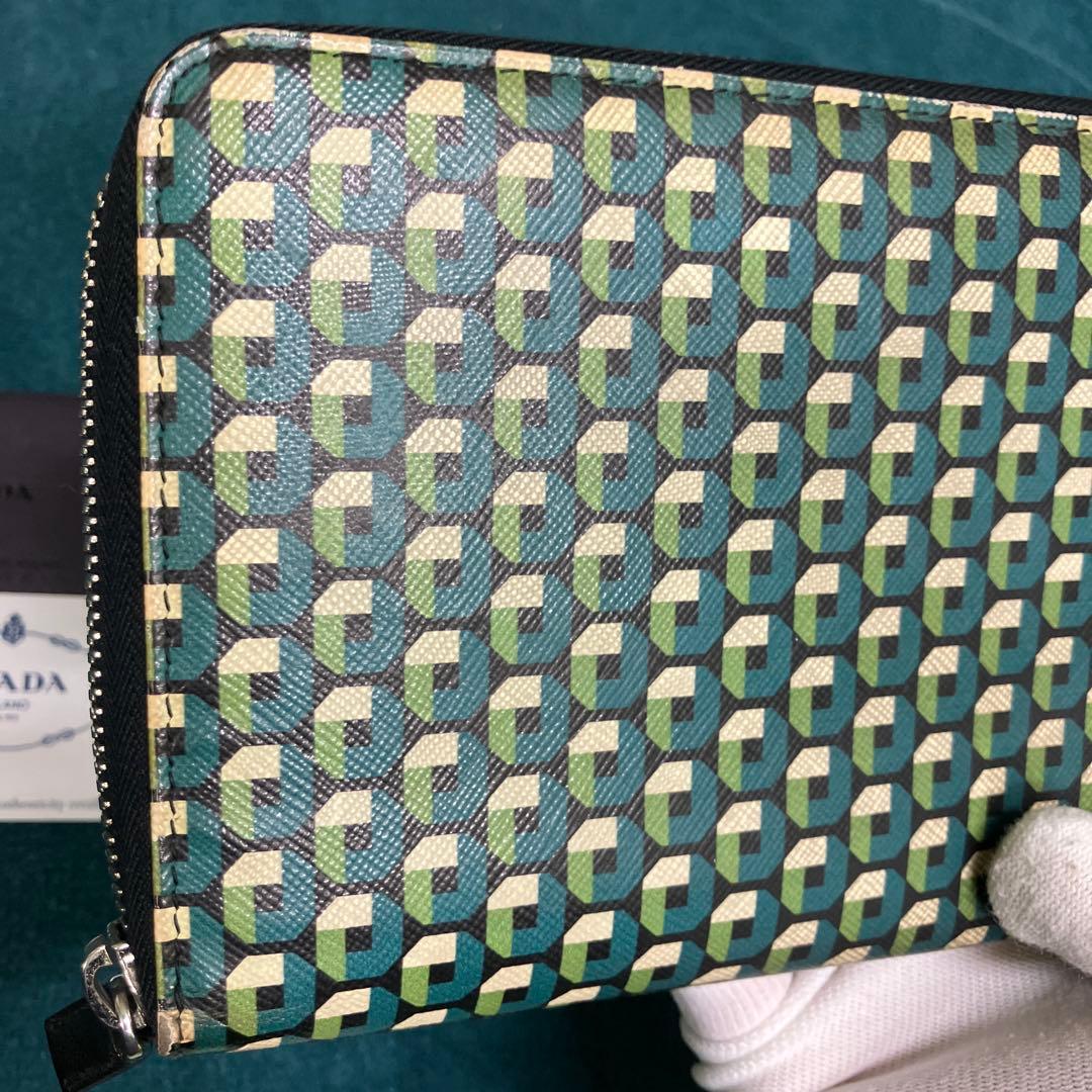PRADA 幾何学模様 長財布
